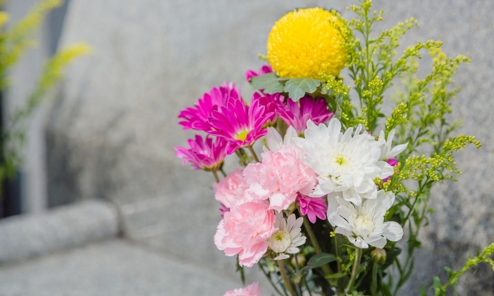 How to Properly Care for a Loved One’s Grave